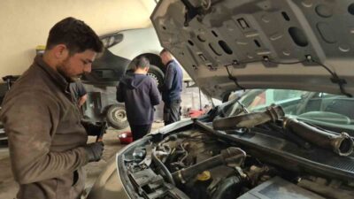Düzce'deki oto tamir ustası Bedirhan Köseoğlu, kış bakımında kaliteli antifriz