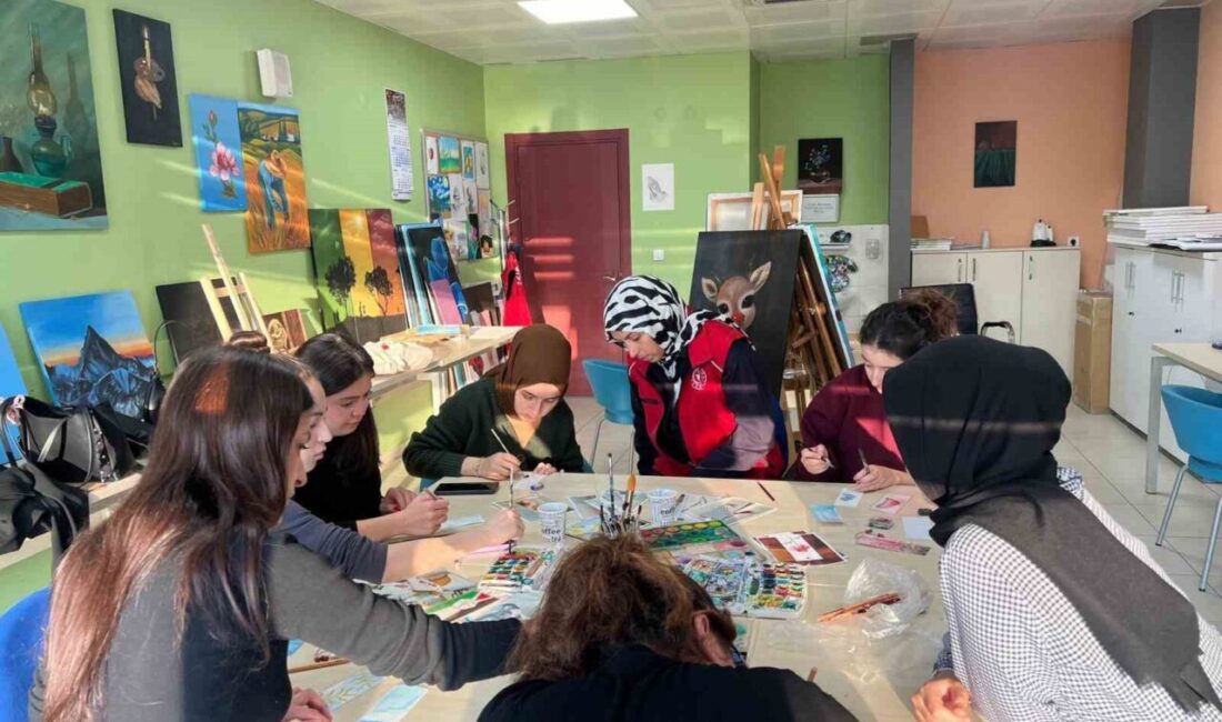 Düzce Üniversitesi öğrencileri, Gençlik Merkezinde düzenlenen Sulu Boya Ayraç Yapım