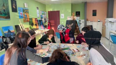 Düzce Üniversitesi öğrencileri, Gençlik Merkezinde düzenlenen Sulu Boya Ayraç Yapım