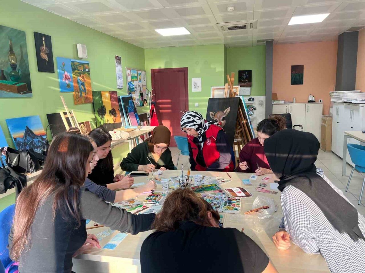 Düzce Üniversitesi öğrencileri, Gençlik Merkezinde düzenlenen Sulu Boya Ayraç Yapım