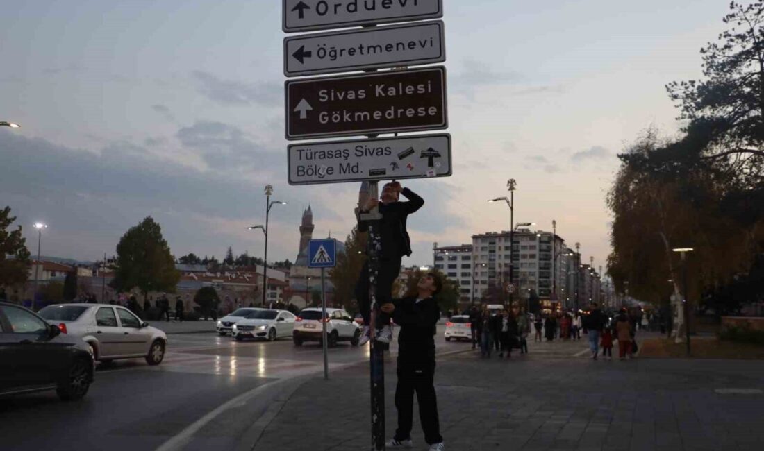 Ankara'da başlayan tabelaya asılma akımı Sivas'a ulaştı. Sivas Cumhuriyet Üniversitesi'ndeki