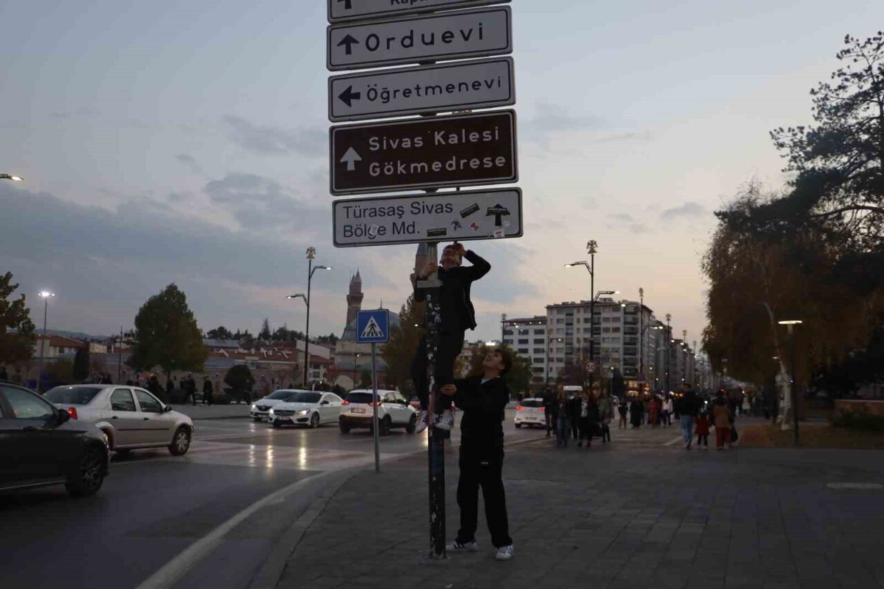Ankara'da başlayan tabelaya asılma akımı Sivas'a ulaştı. Sivas Cumhuriyet Üniversitesi'ndeki