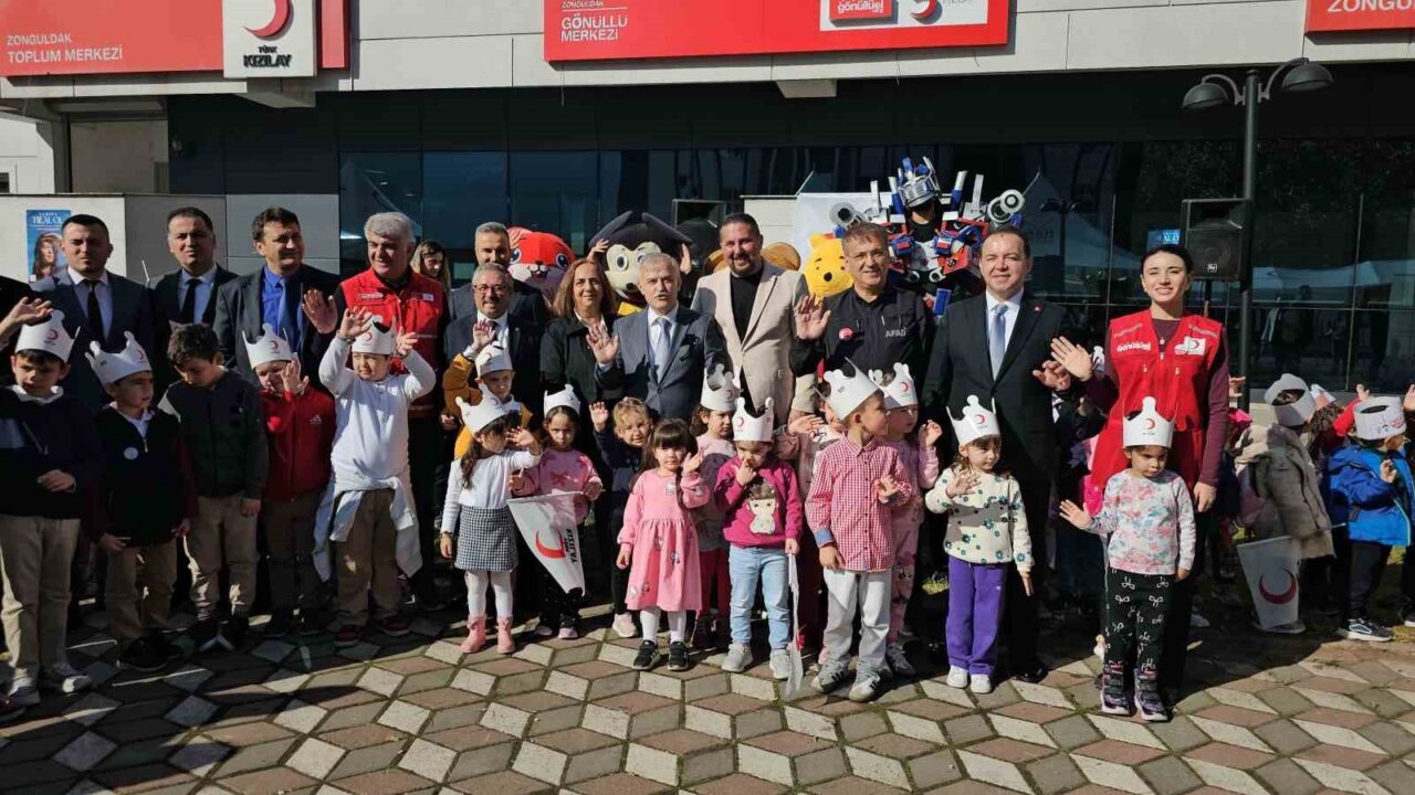 Zonguldak'ta Türk Kızılay Derneği, "Kızılay Sokağı" etkinliği düzenleyerek kan bağışı