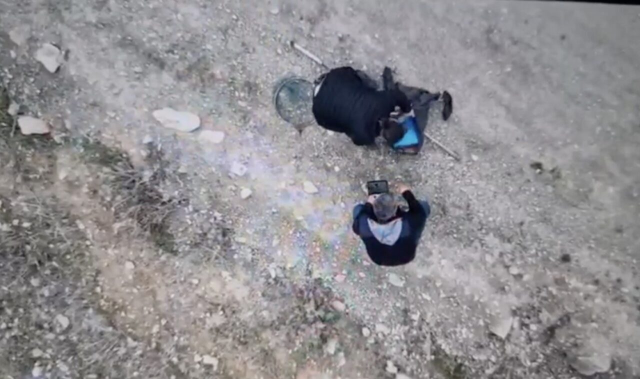 Çorum'un Kargı ilçesinde Kızılırmak Nehri'nde elektrikle balık avlayan kişiler, Kargı