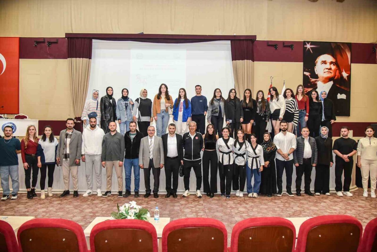 Karamanoğlu Mehmetbey Üniversitesi'nde "Öğrencilik Hayatında Spor ve Tekvando" etkinliği düzenlendi.