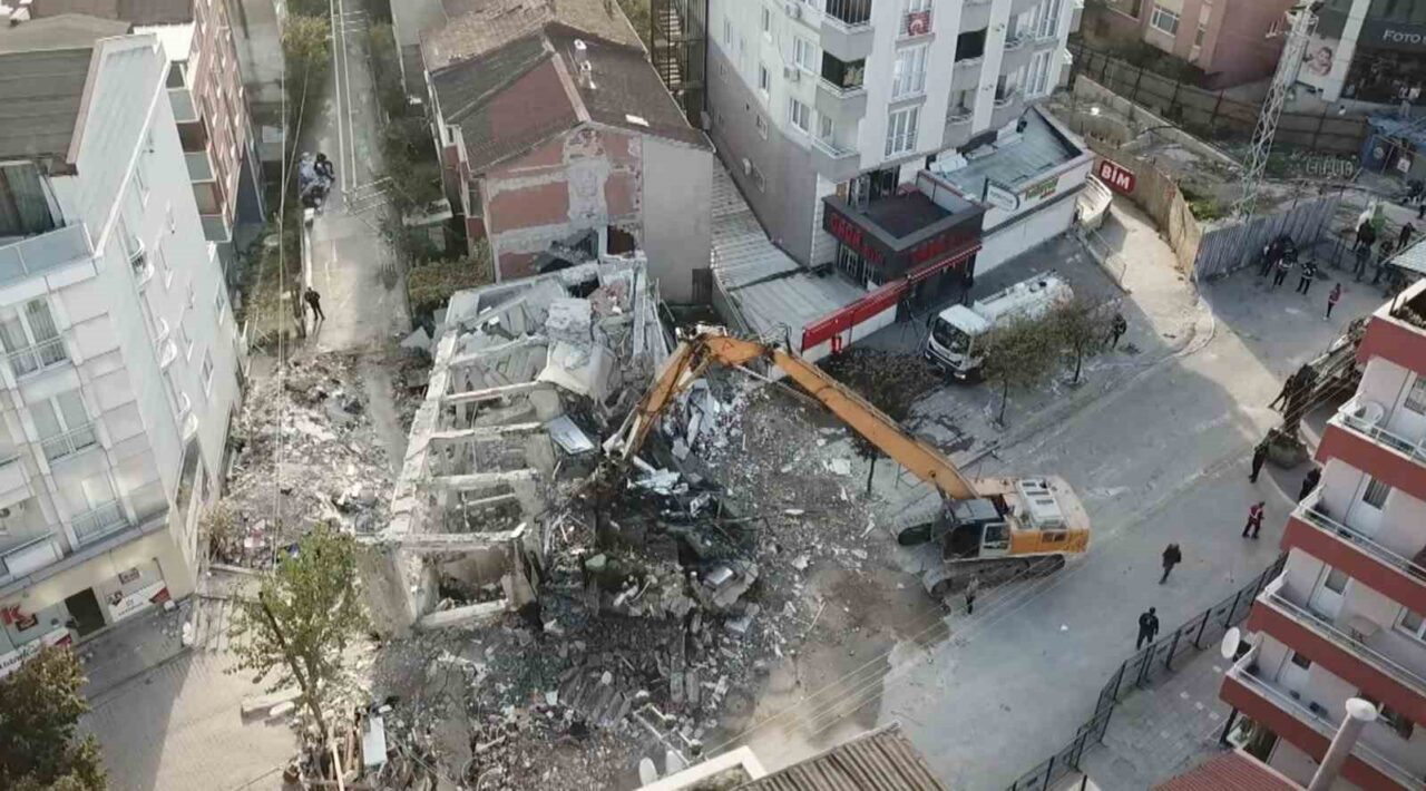 Kocaeli'nin Gebze ilçesinde 29 Ekim'de yıkılan 7 katlı binanın enkaz