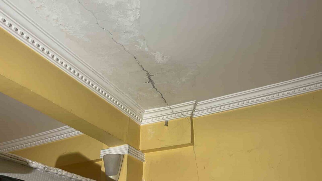 Kocaeli'nin Çayırova ilçesinde 4 katlı binada kolonlardaki çatlaklar paniğe yol