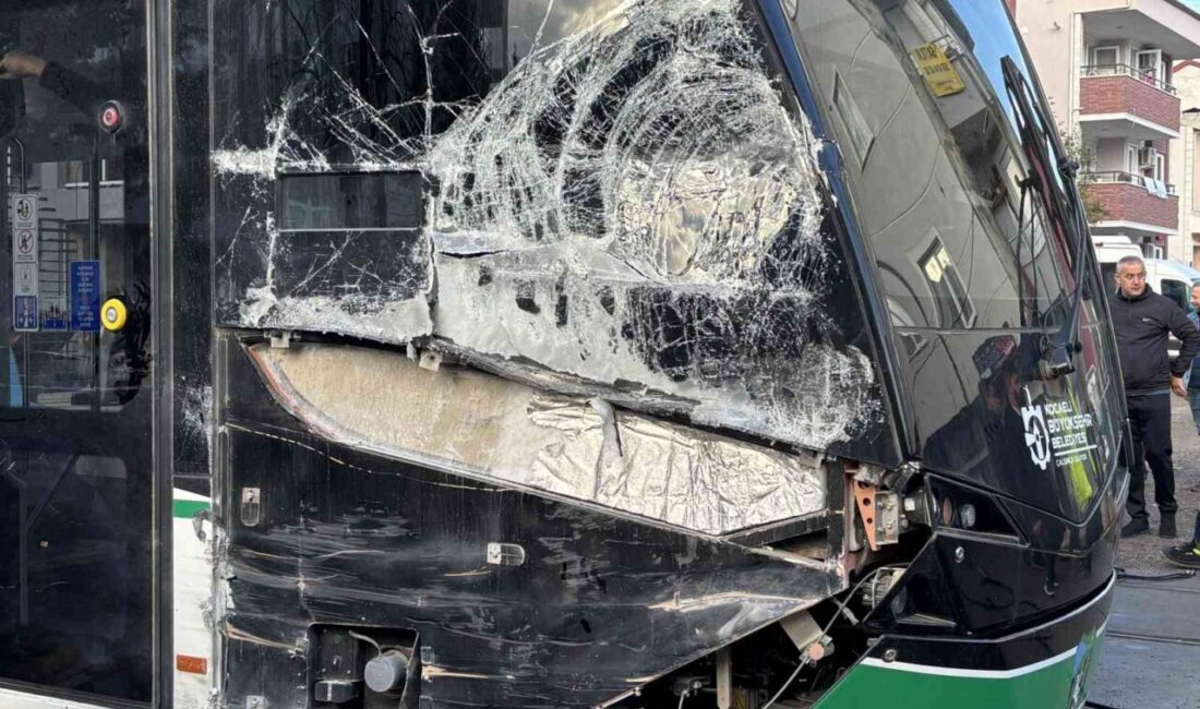 Kocaeli'nin İzmit ilçesinde bir çöp kamyonunun tramvaya çarpması sonucu meydana