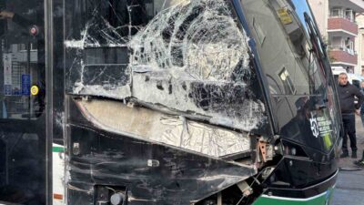 Kocaeli'nin İzmit ilçesinde bir çöp kamyonunun tramvaya çarpması sonucu meydana