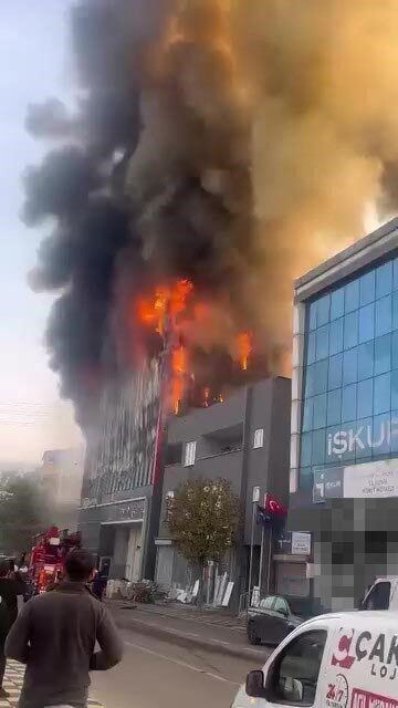 Kocaeli'nin Dilovası ilçesindeki bir iş yerinde çıkan yangın hızla yayıldı.