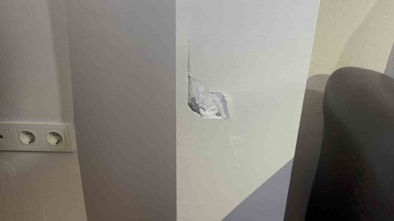 Kocaeli'nin Darıca ilçesindeki 3 katlı bir bina, kolonlarındaki çatlaklar nedeniyle