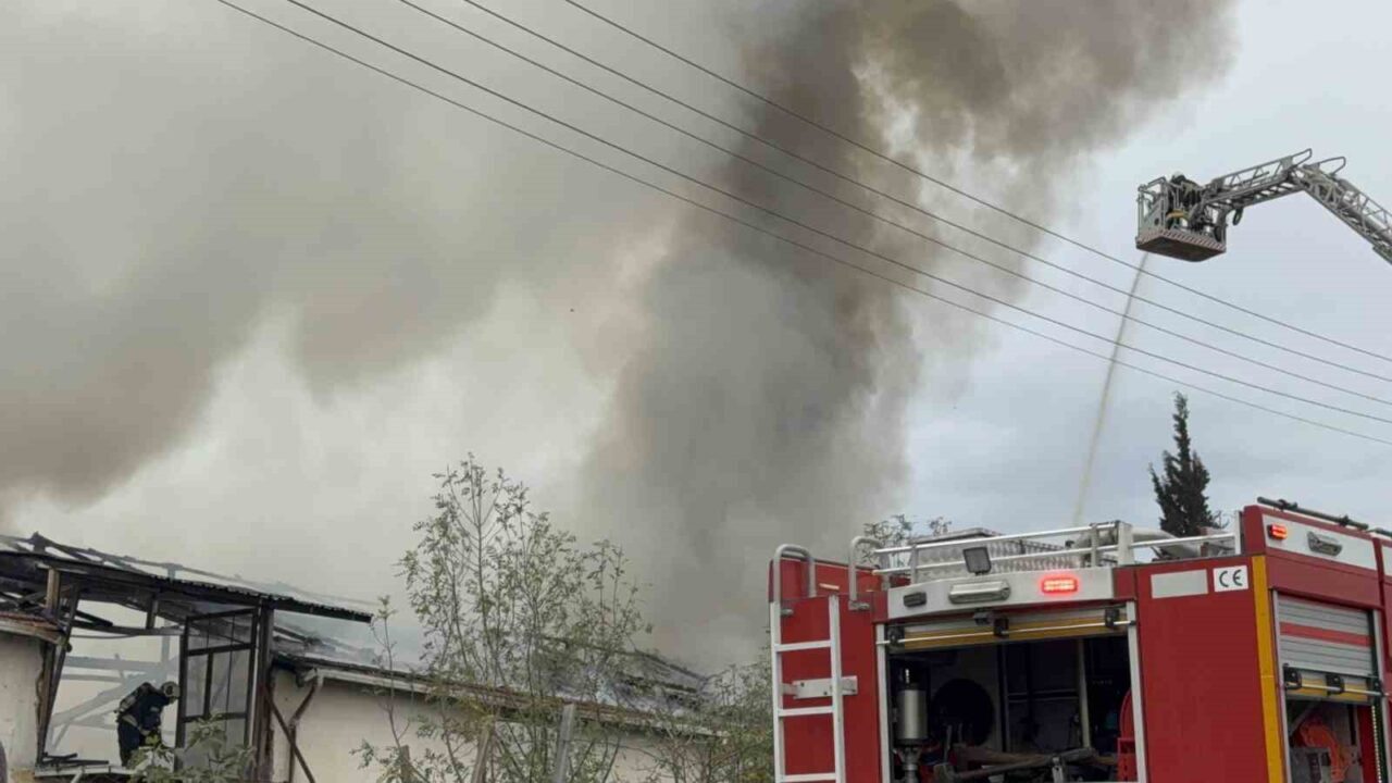 Çayırova’daki Mutfak ve Banyo Tezgahları Üretim Tesisinde Yangın Kontrol Altına Alındı
