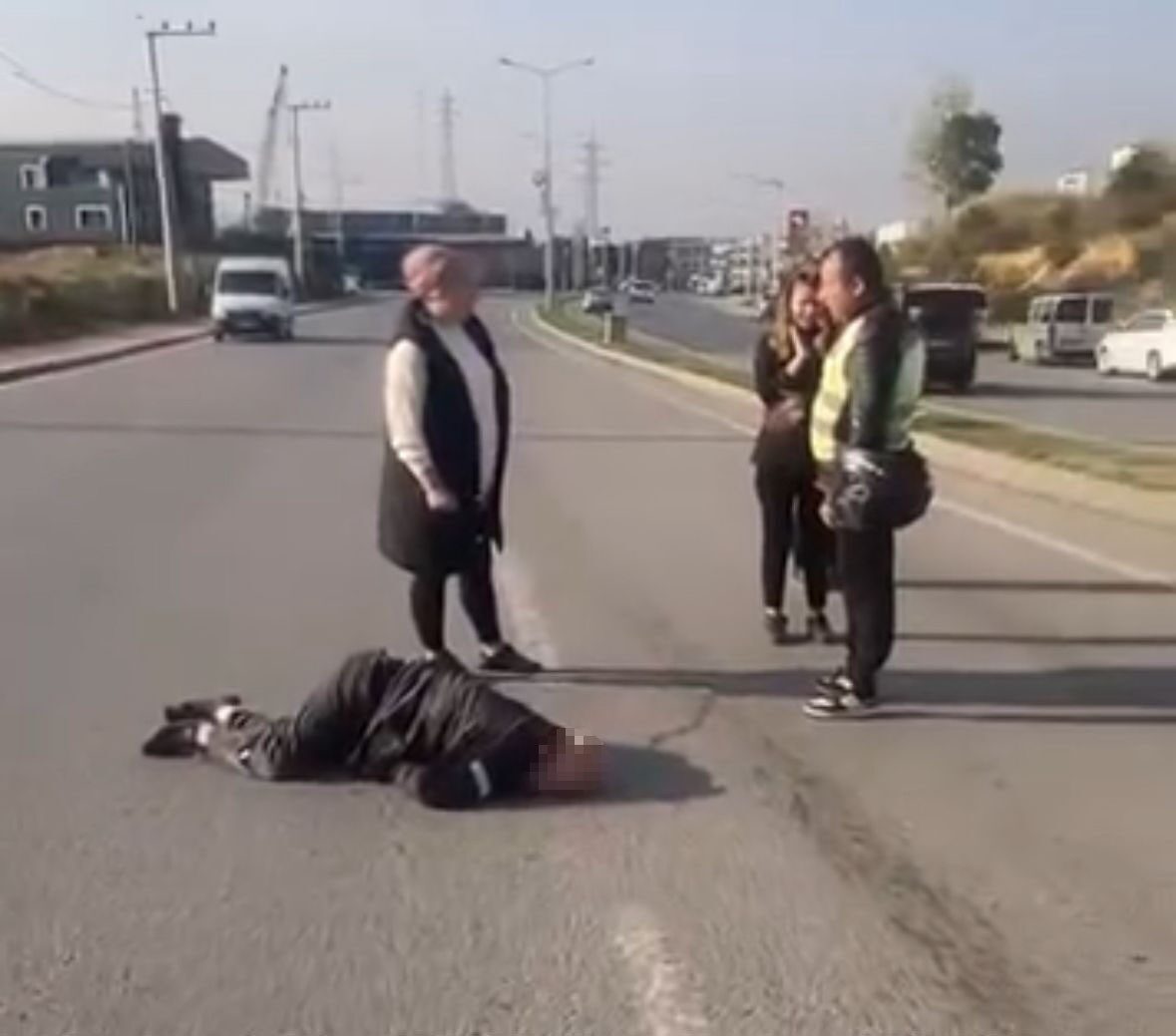 Kocaeli’nin Çayırova ilçesinde kontrolden çıkan bir otomobil, yolda yürüyen yayalara