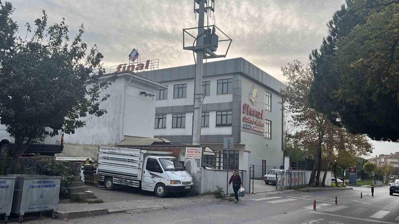 Kocaeli’de Özel Lisede Öğrencilerin Tavuk Ürünü Tüketimi Sonrası Gıda Zehirlenmesi Şüphesiyle Hastaneye Kaldırıldığı İddia Edildi