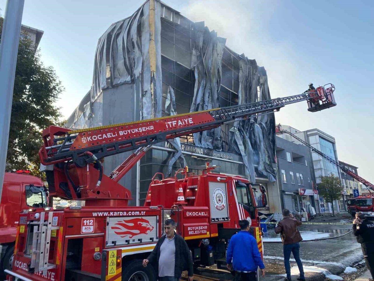 Kocaeli'nin Dilovası ilçesindeki parfüm dolum tesisindeki yangında 6 kişi hayatını