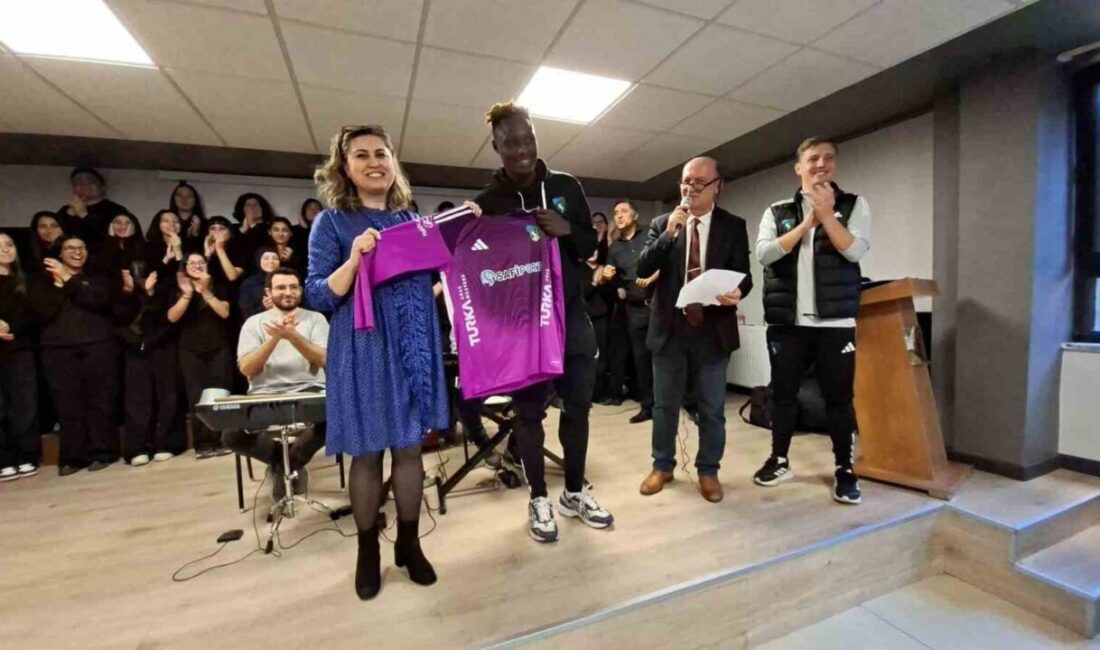 Kocaelispor Kulübü, 24 Kasım Öğretmenler Günü'nde Körfez Atatürk Anadolu Lisesi'ni