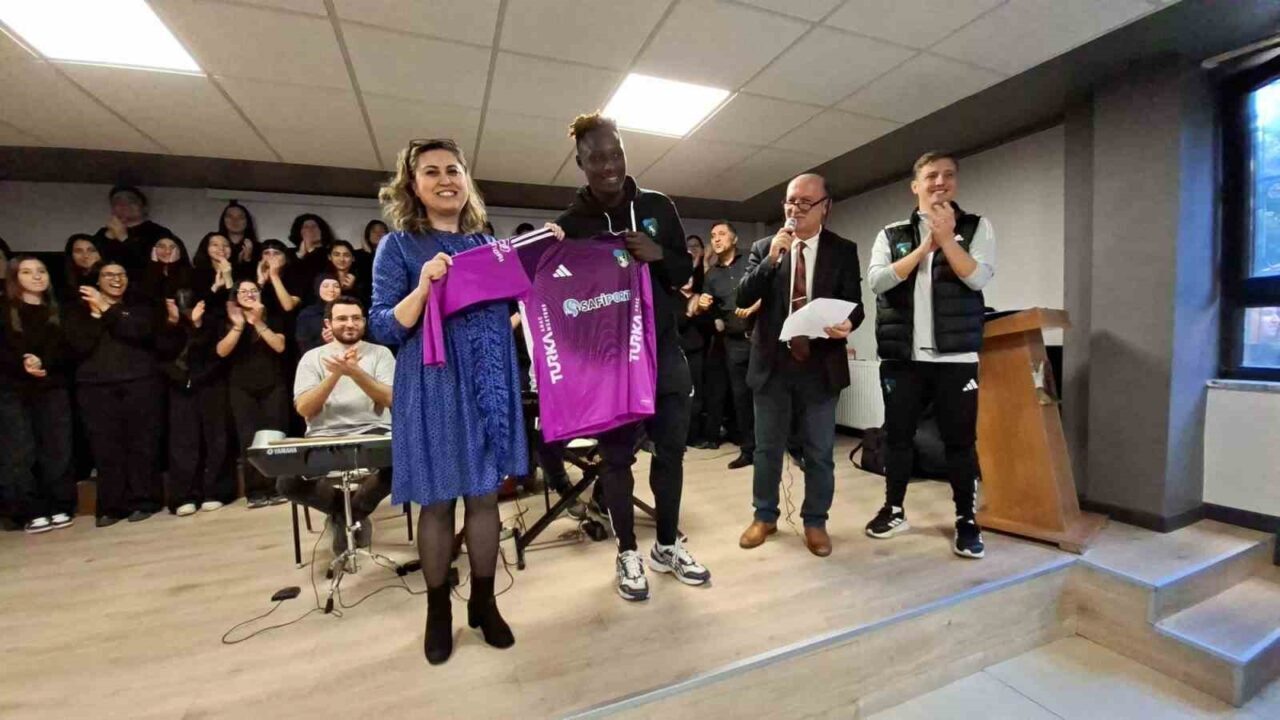 Kocaelispor, 24 Kasım Öğretmenler Günü'nde Körfez Atatürk Anadolu Lisesi'ni ziyaret