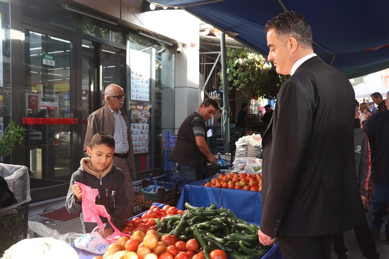 Koçarlı Belediye Başkanı Özgür Arıcı, pazar ziyaretinde esnaf ve halkla