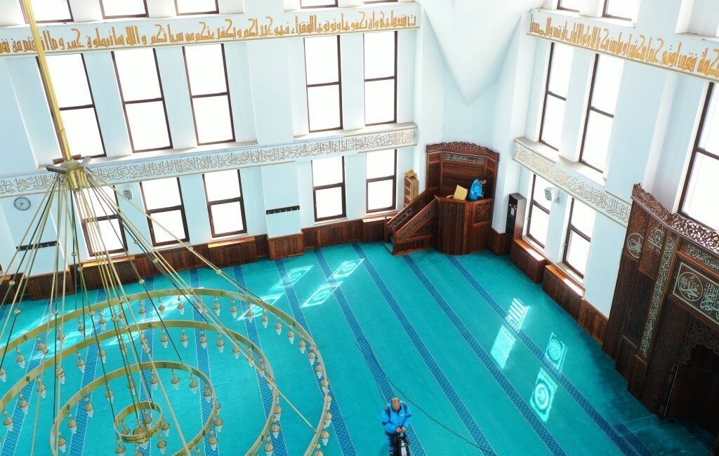 Kocasinan’da Cami Temizleme Ekibi ile İbadet Ortamları Daha Huzurlu Hale Geliyor Kocasinan Belediyesi, 2014'te kurduğu 'Cami Temizleme Ekibi' ile ilçedeki camileri