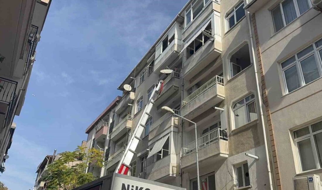 Kocaeli'nin Darıca ilçesindeki riskli yapı olarak belirlenen beş katlı bina,