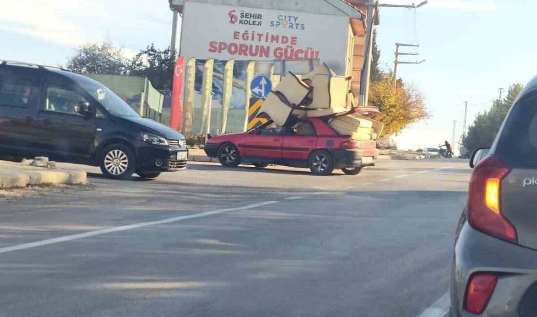 Eskişehir’de Koltuk Takımı Yüklenen Araç, Trafikte Güvenliği Tehdit Etti Eskişehir'in Yenikent Mahallesi'nde, bir otomobilin üzerine yüklenen koltuk takımı trafikte
