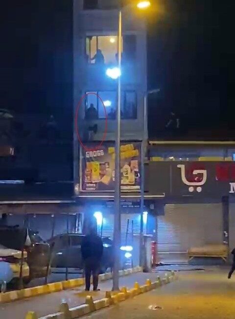 Fatih’te Komşular Arasında Çıkan Tartışma, Camdan Atma ve Bıçaklı Kovalamaca ile Sonuçlandı İstanbul Fatih'te komşular arasında henüz bilinmeyen bir sebeple çıkan tartışma,