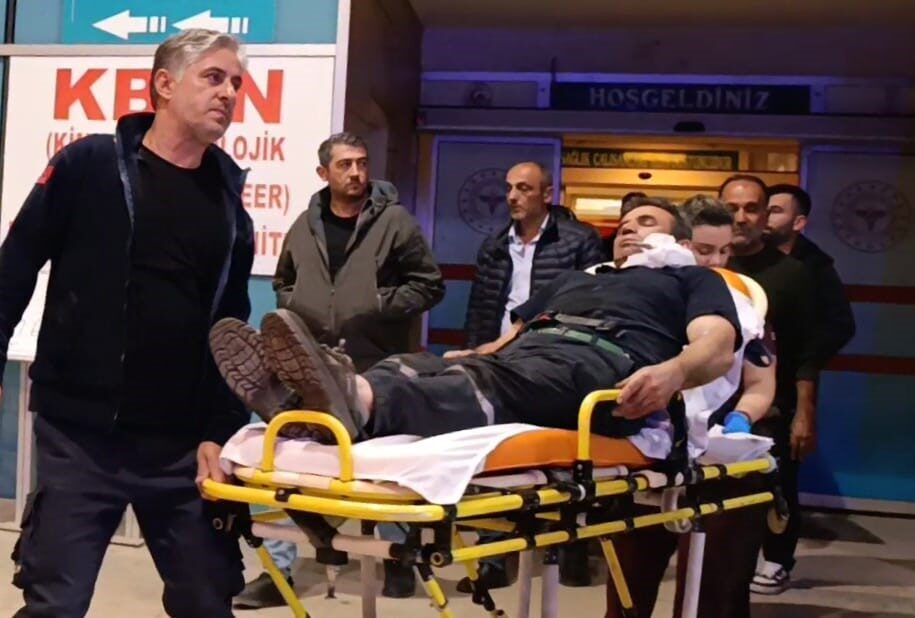 İnegöl’de Kömür İnerken Yüzüne Demir Parçası Saplanan Şahıs Hastaneye Kaldırıldı Bursa'nın İnegöl ilçesinde Hakkı D. (50), evinin bahçesinde kömür indirirken