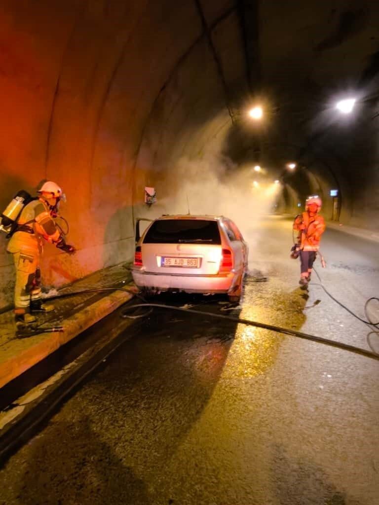 İzmir’de Konak Tünelleri’nde Araç Yangını: İtfaiye Hızla Müdahale Etti, Can Kaybı Yok