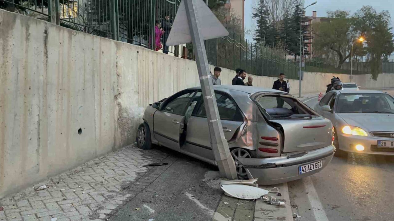 Eskişehir'de İ.E. yönetimindeki otomobil kontrolden çıkarak aydınlatma direğine çarptı ve