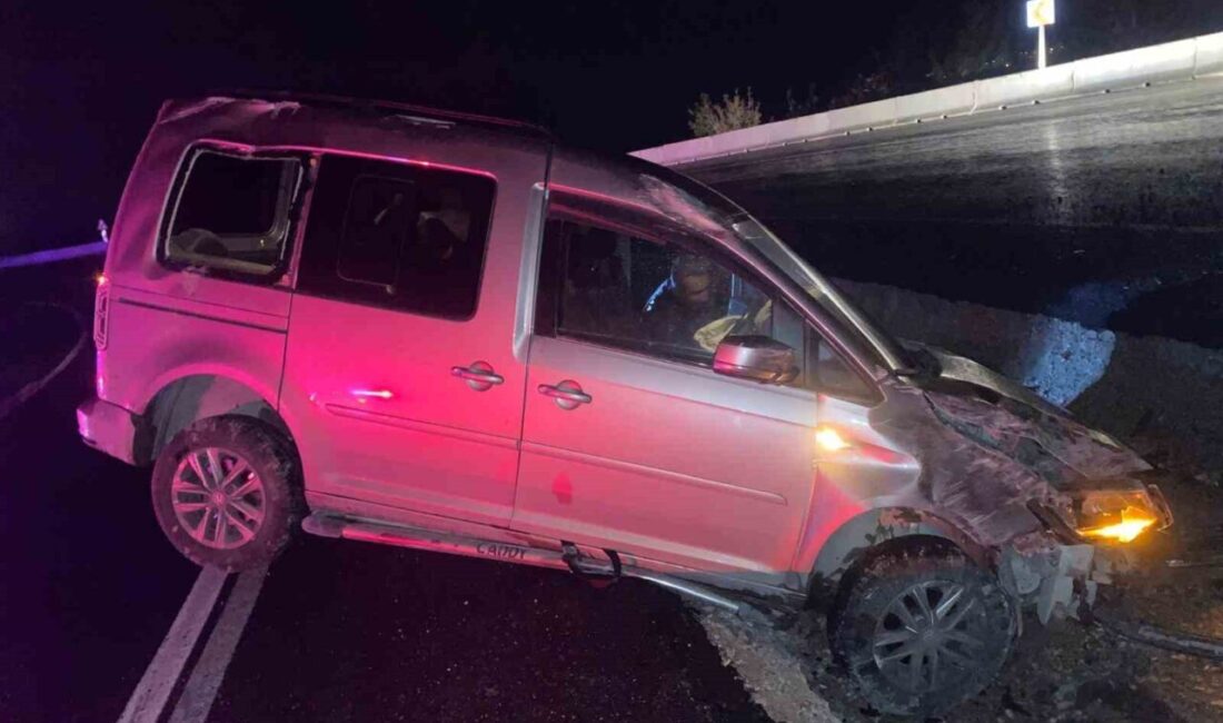 Osmaniye'nin Düziçi ilçesinde etkili yağış nedeniyle kayganlaşan yolda kontrolünü kaybeden