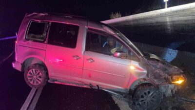 Osmaniye'nin Düziçi ilçesinde etkili yağış nedeniyle kayganlaşan yolda kontrolünü kaybeden