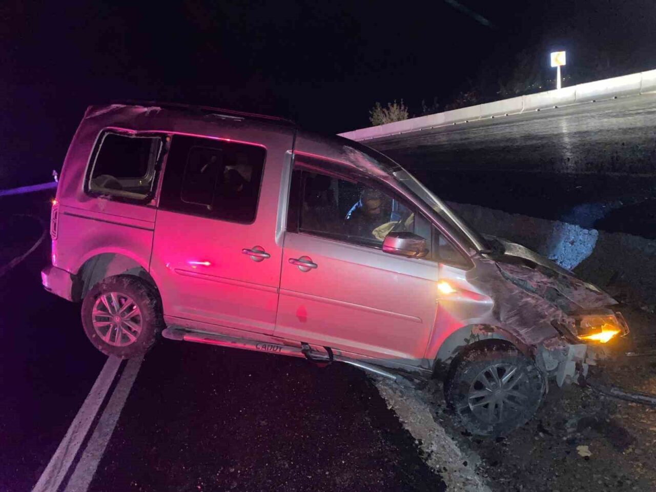 Osmaniye'nin Düziçi ilçesinde etkili yağış nedeniyle kayganlaşan yolda kontrolünü kaybeden