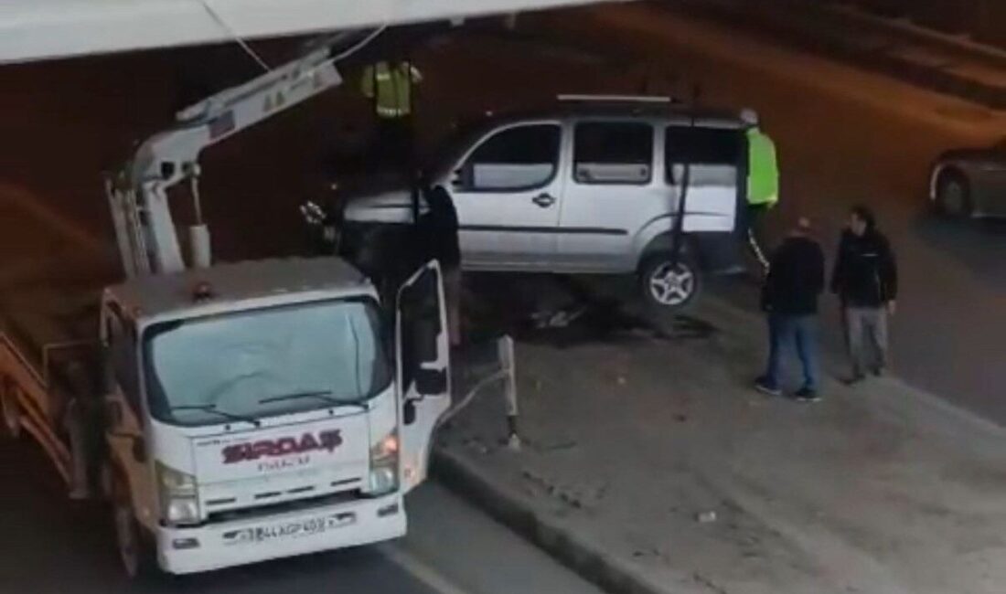 Malatya-Elazığ karayolundaki Akpınar altgeçidinde hafif ticari araç refüje çarparak kaza