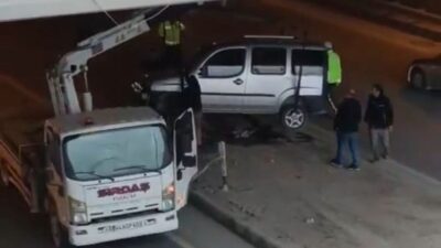 Malatya-Elazığ karayolundaki Akpınar altgeçidinde hafif ticari araç refüje çarparak kaza