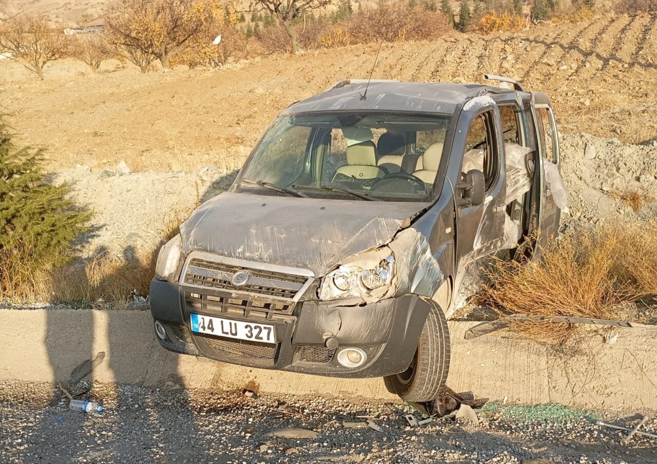 Malatya’da Hafif Ticari Araç Su Tahliye Kanalına Çarptı, 1 Yaralı