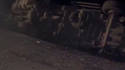 Sakarya'nın Kaynarca ilçesinde Kızılcaali Mahallesi'nde bir kamyon elektrik direğini devirdi.