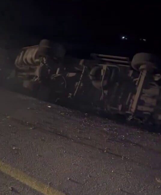 Kaynarca’da Kamyonun Elektrik Direğini Devirmesi Sonucu Elektrik Kesintisi Yaşandı, Sürücü Yaralandı Sakarya'nın Kaynarca ilçesinde Kızılcaali Mahallesi'nde bir kamyon elektrik direğini devirdi.