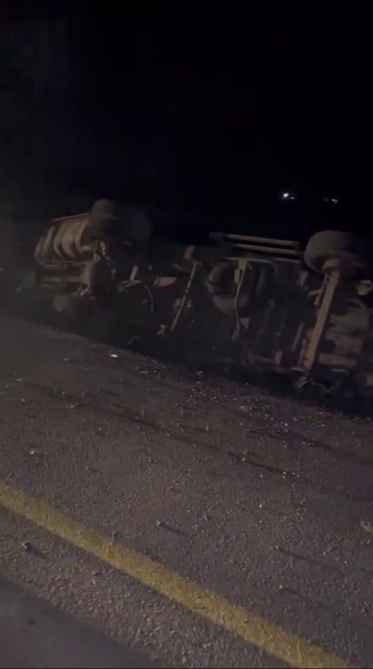 Sakarya'nın Kaynarca ilçesinde Kızılcaali Mahallesi'nde bir kamyon elektrik direğini devirdi.