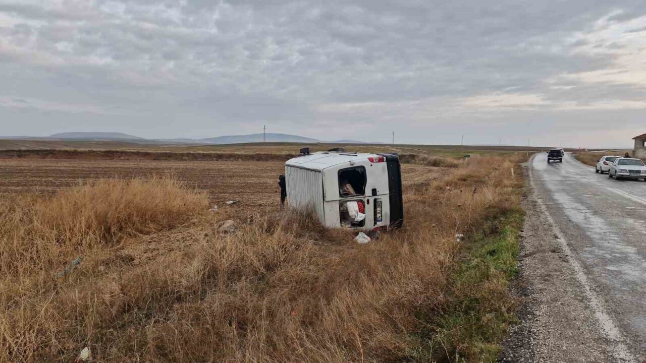Çorum’un Alaca ilçesinde minibüs devrildi: 3 yaralı