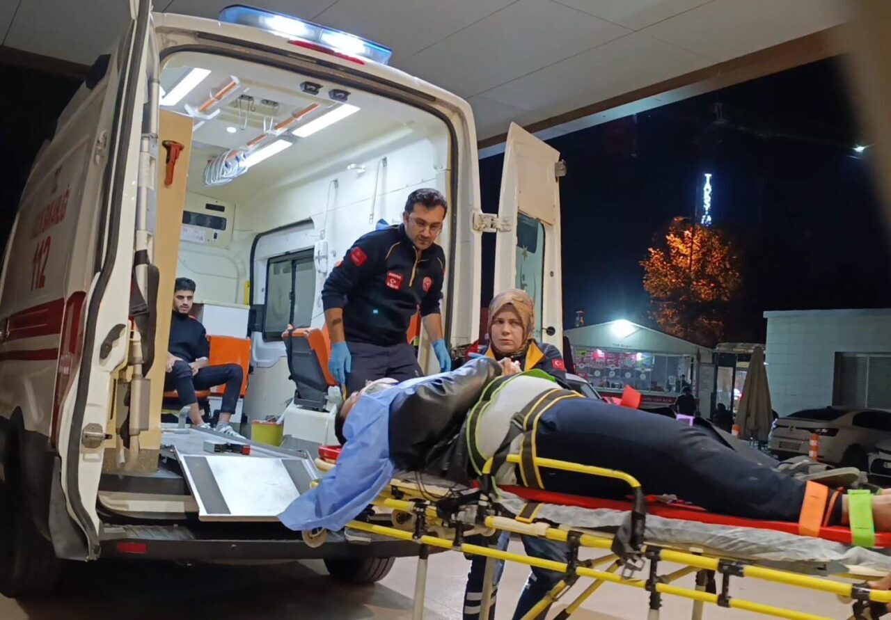 Bursa'nın İnegöl ilçesinde Muhammed T.'nin kullandığı otomobil, Deydinler Mahallesi'nde ağaca