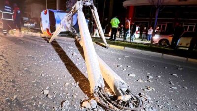 Aksaray'da Berat A. (18) yönetimindeki otomobil, direksiyon hakimiyetini kaybederek refüje