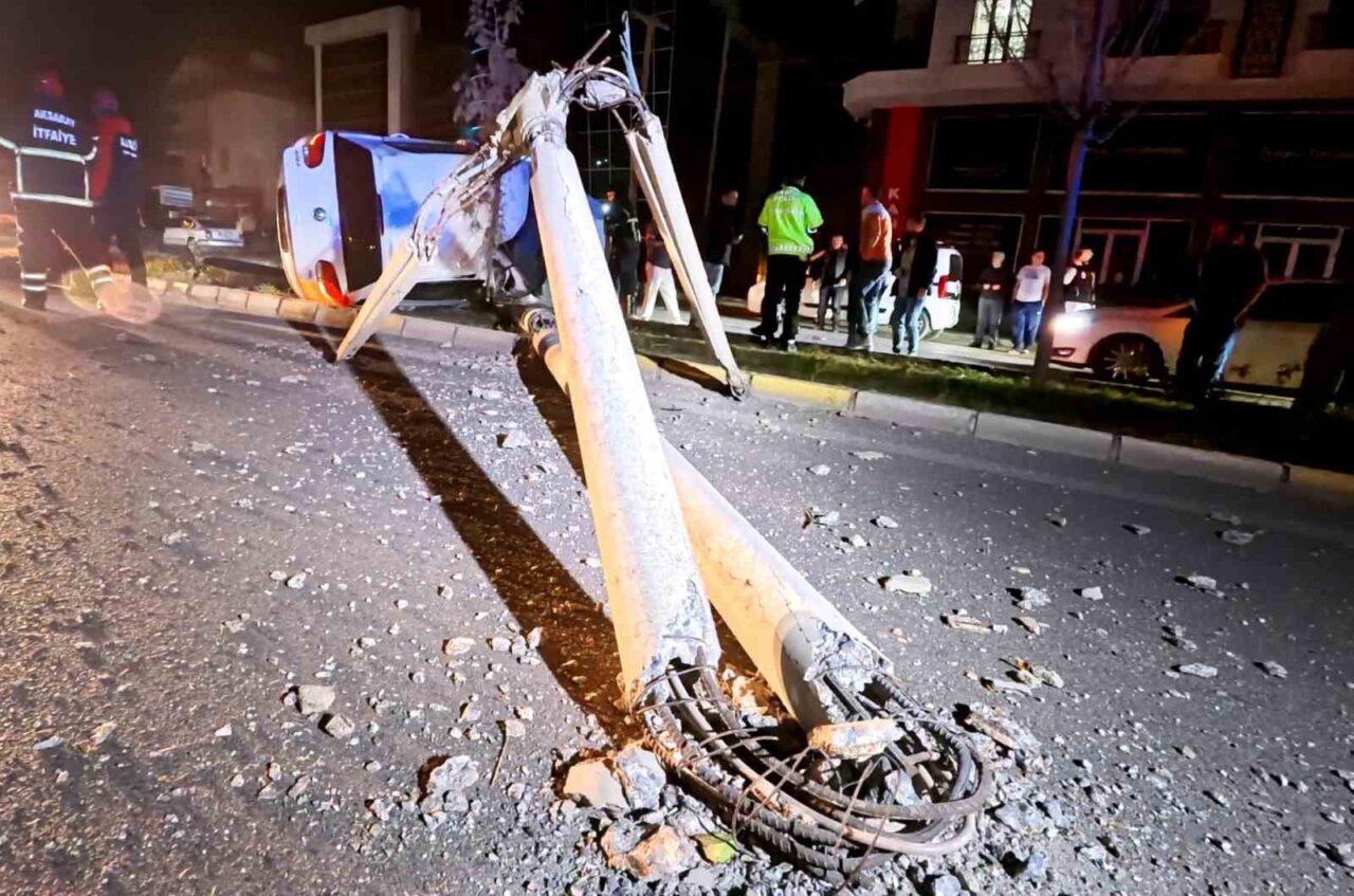 Aksaray'da Berat A. (18) yönetimindeki otomobil, direksiyon hakimiyetini kaybederek refüje