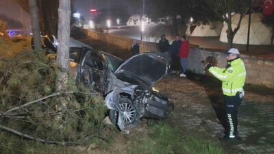 Karabük'te Enes Ö. yönetimindeki otomobil, kontrolünü kaybederek kaldırıma çıkıp duvara,