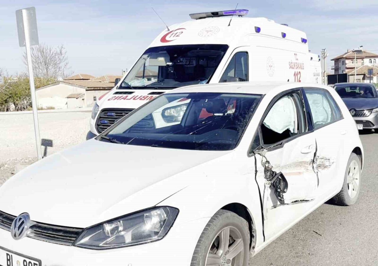 Aksaray'da Nur Sema K. (26) yönetimindeki otomobil, direksiyon hakimiyetinin kaybedilmesiyle