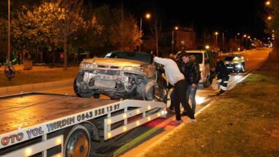 Denizli'nin Pamukkale ilçesinde M.E.E. yönetimindeki otomobil, direksiyon hakimiyetini kaybederek kaldırıma