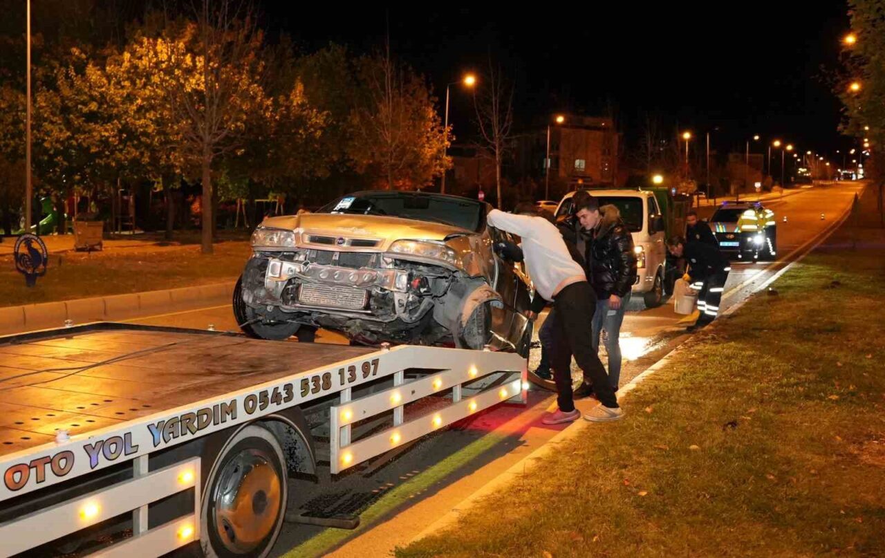 Denizli'nin Pamukkale ilçesinde M.E.E. yönetimindeki otomobil, direksiyon hakimiyetini kaybederek kaldırıma