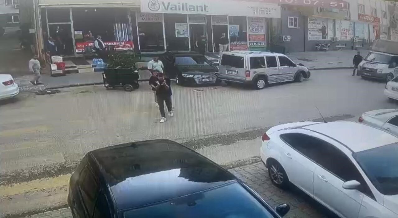 Osmaniye'nin Düziçi ilçesinde bir otomobil, direksiyon hakimiyetini kaybedip park halindeki