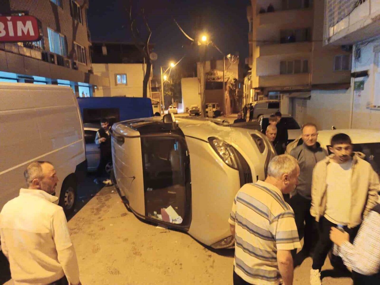 Osmangazi’de Hafif Ticari Araç Park Halindeki Otomobile Çarparak Devrildi, Bir Yolcu Yaralandı