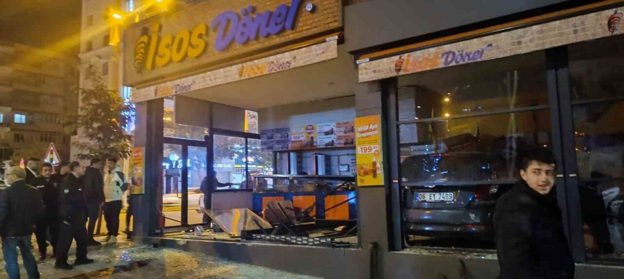 Şanlıurfa’da Kontrolden Çıkan Araç, Yeni Açılan Dönerciye Çarptı