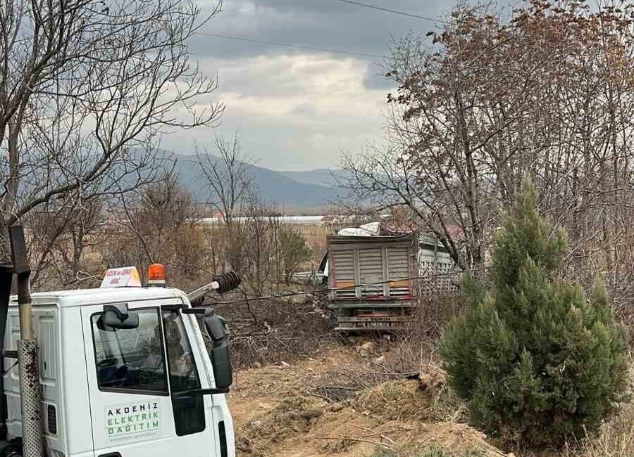 Isparta'da H.Y. (46) yönetimindeki tır, kontrolü kaybederek bariyerlere ve elektrik